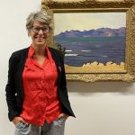 Barbara Günthard-Maier vor dem Werk L’Estérel et la baie de Cannes (1925) von Félix Vallotton in der Ausstellung Illusions perdues im Museum Winterthur | Reinhart am Stadtgarten.